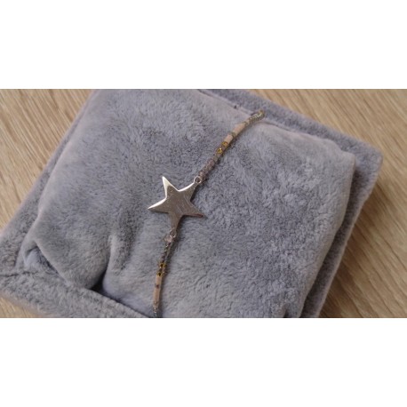 Licht beige armbandje met ster