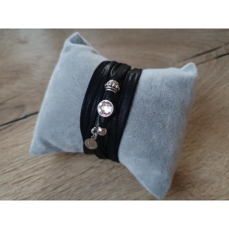 Zwarte wikkelarmband met Swarovski steen