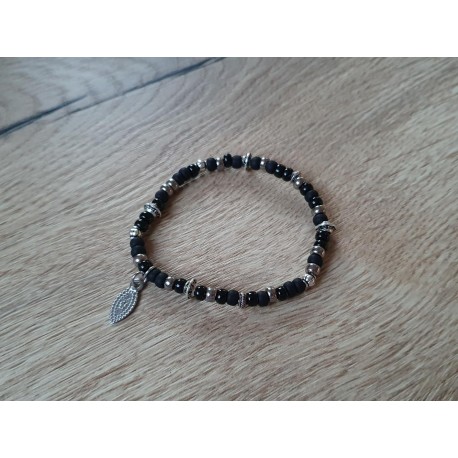 Zwart armbandje op elastiek