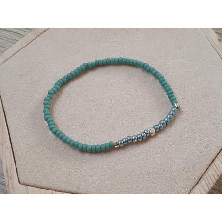 Turquoise armband met goudkleurige accenten