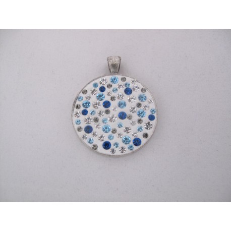 Wit met blauwe hanger